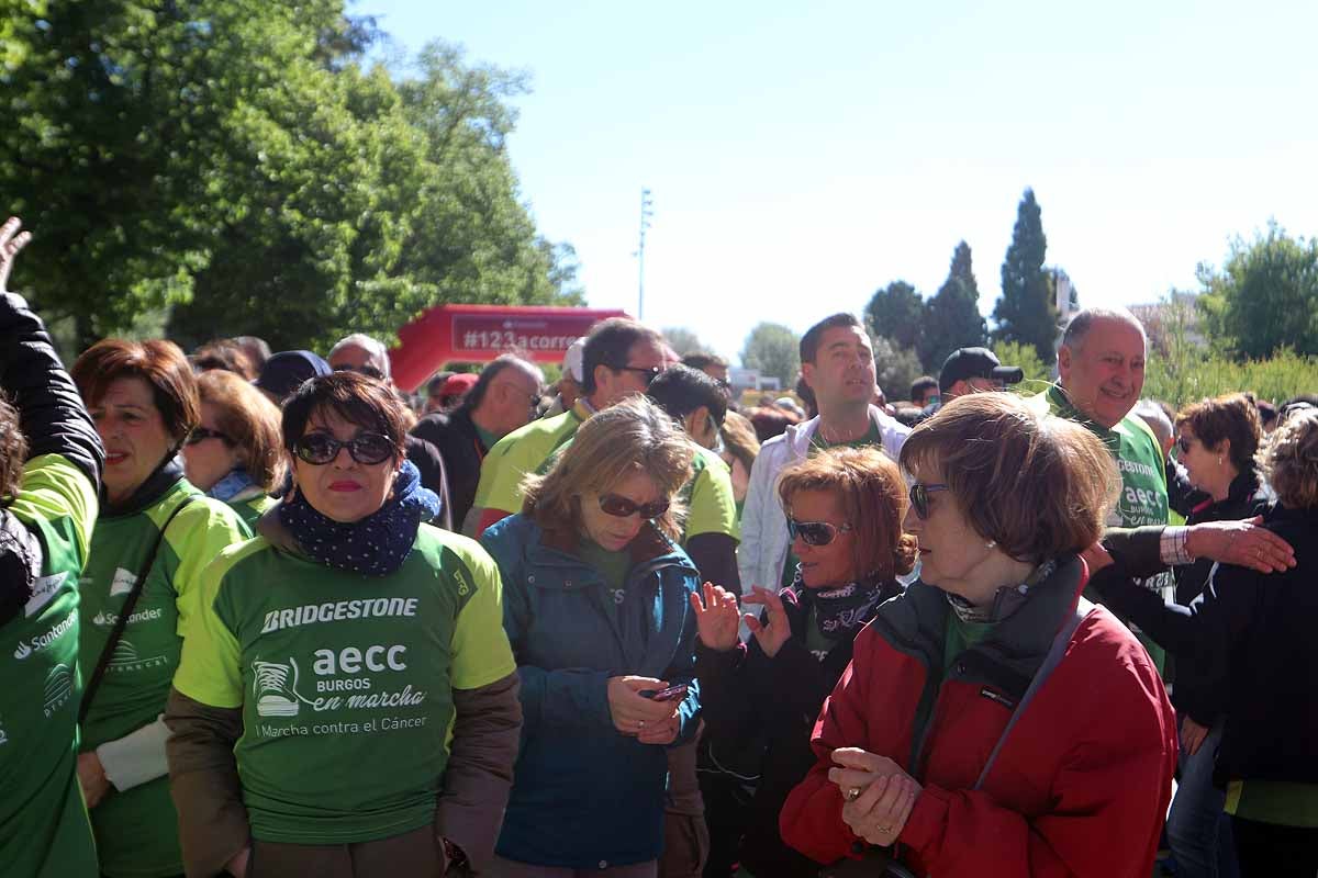 Miles de burgaleses participan en la I Marcha Contra el Cáncer de Burgos, que agota los dorsales