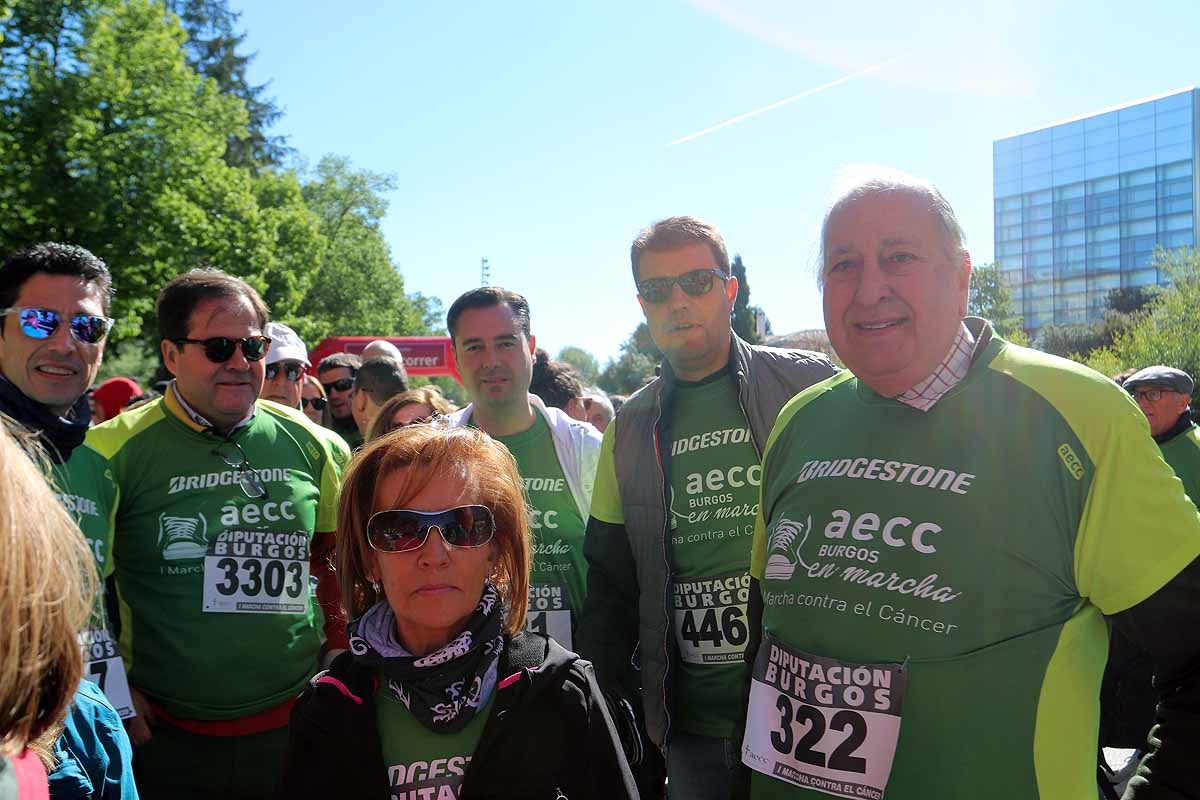 Miles de burgaleses participan en la I Marcha Contra el Cáncer de Burgos, que agota los dorsales
