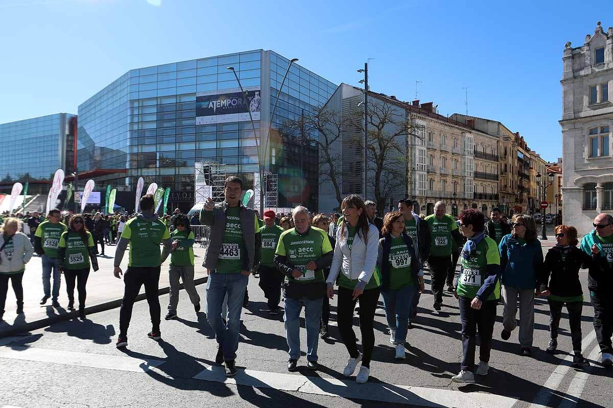 Miles de burgaleses participan en la I Marcha Contra el Cáncer de Burgos, que agota los dorsales