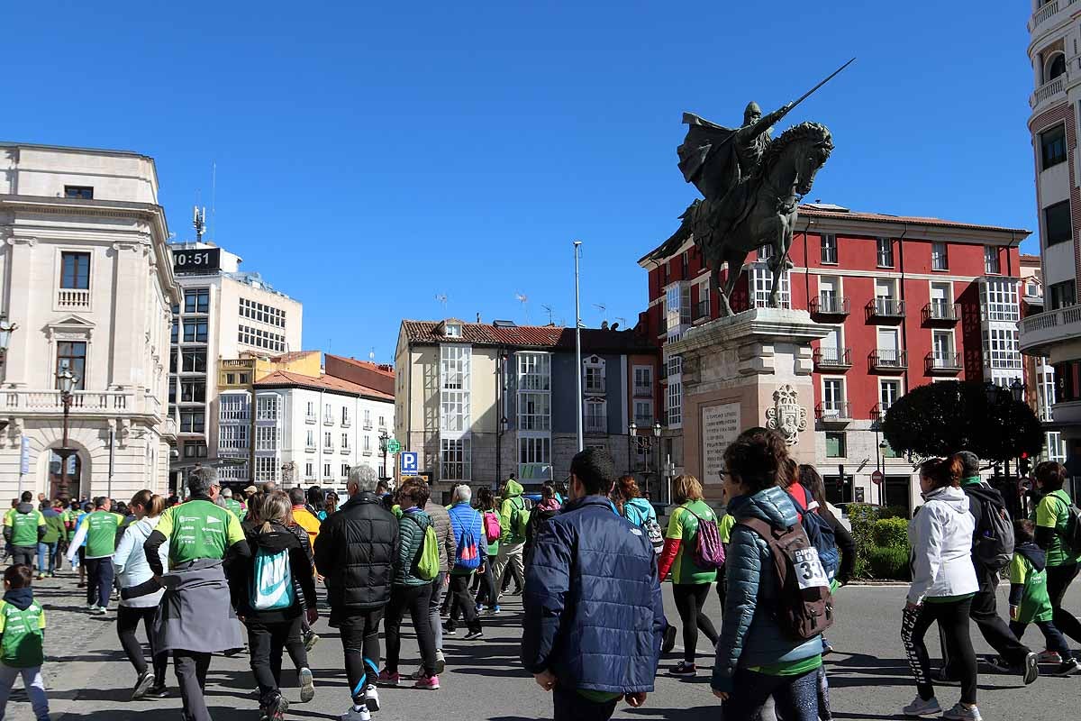 Miles de burgaleses participan en la I Marcha Contra el Cáncer de Burgos, que agota los dorsales