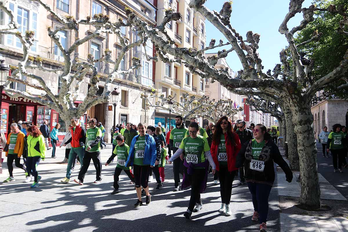 Miles de burgaleses participan en la I Marcha Contra el Cáncer de Burgos, que agota los dorsales