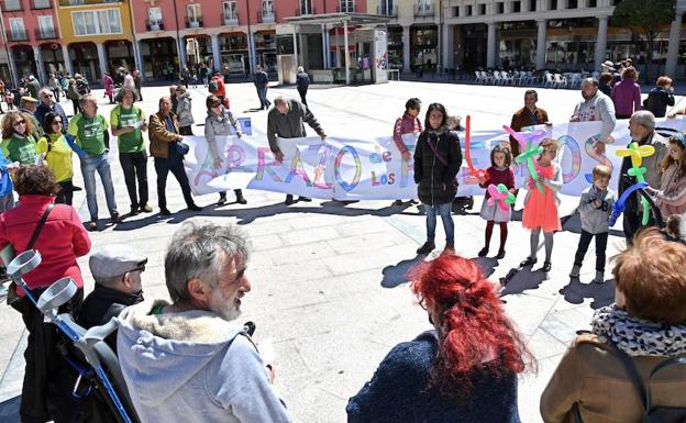 Mural con el lema de la convocatoria 'El abrazo de los pueblos' esta mañana en la Plaza Mayor. 