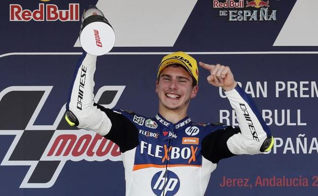 Lorenzo Baldassarri, con el trofeo de campeón del Gran Premio de España de Moto2 