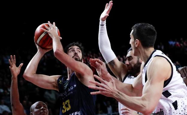 Javier Beirán, rodeado de jugadores de la Virtus. 