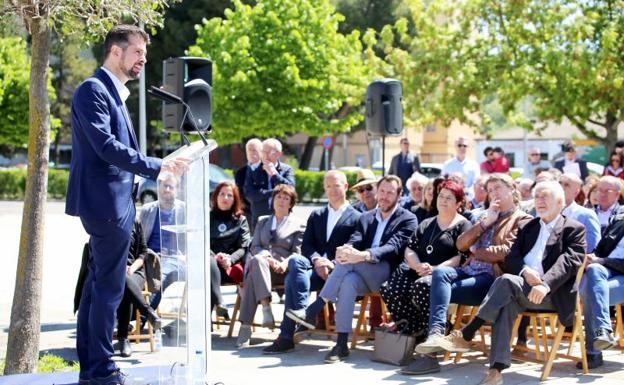 Luis Tudanca presenta el programa electoral del PSOE, en la Plaza de las Cortes, de Castilla y León. En primera fila, Demetrio Madrid y los alcaldes socialistas de Soria, Segovia y Valladolid.