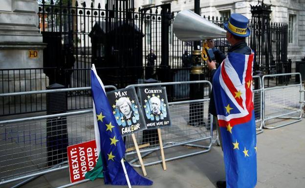 Un hombre protesta contra el 'brexit' frente a Downing Street.