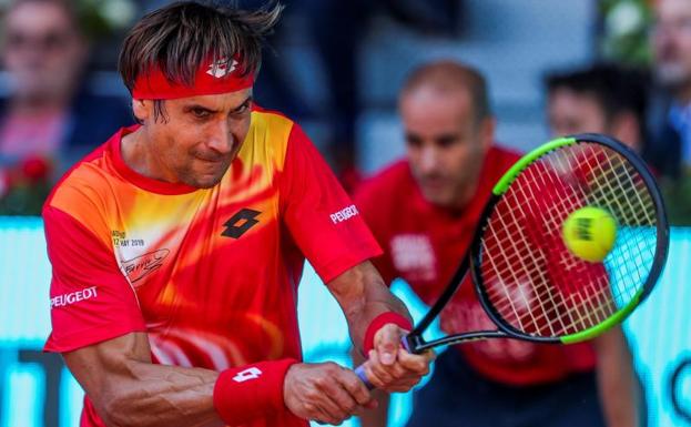 David Ferrer golpea la bola. 