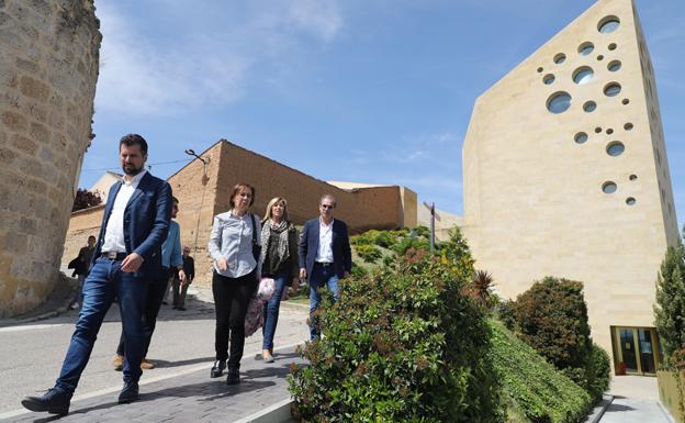 Luis Tudanca, durante su visita al municipio de Roa. 