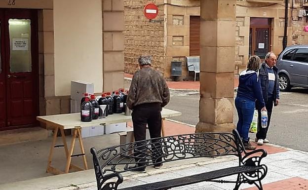 Unos 500 litros de vino se han repartido entre los vecinos esta mañana. 