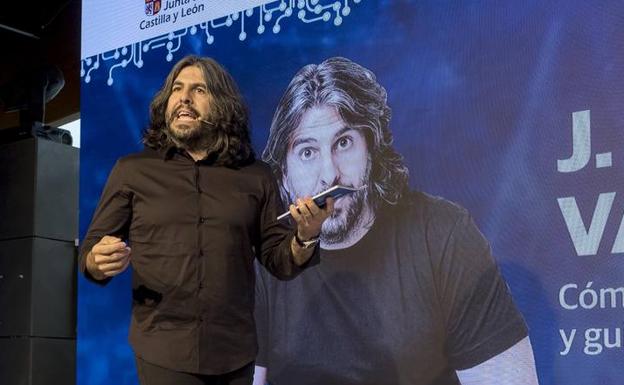 J. J. Vaquero, anoche, en plena actuación en los Premios e-volución.