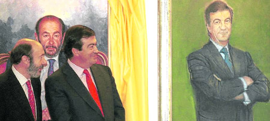 Francisco Alvarez Cascos, entonces ministro de la Presidencia y vicepresidente del gobierno, recibido por su antecesor Alfredo Perez Rubalcaba, en el despacho que va a ocupar el primero en 1996.