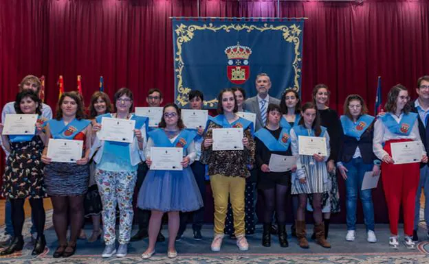 Alumnos con sus graduaciones junto con el rector de la UBU, Manuel Pérez Mateos. 