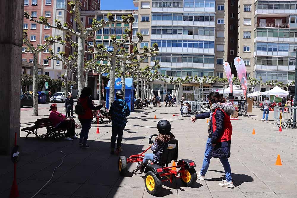 Cruz Roja Burgos ha organizado una jornada de convivencia en la Plaza de España para dar a conocer su trabajo con motivo del Día de la Cruz Roja y la Media Luna Roja