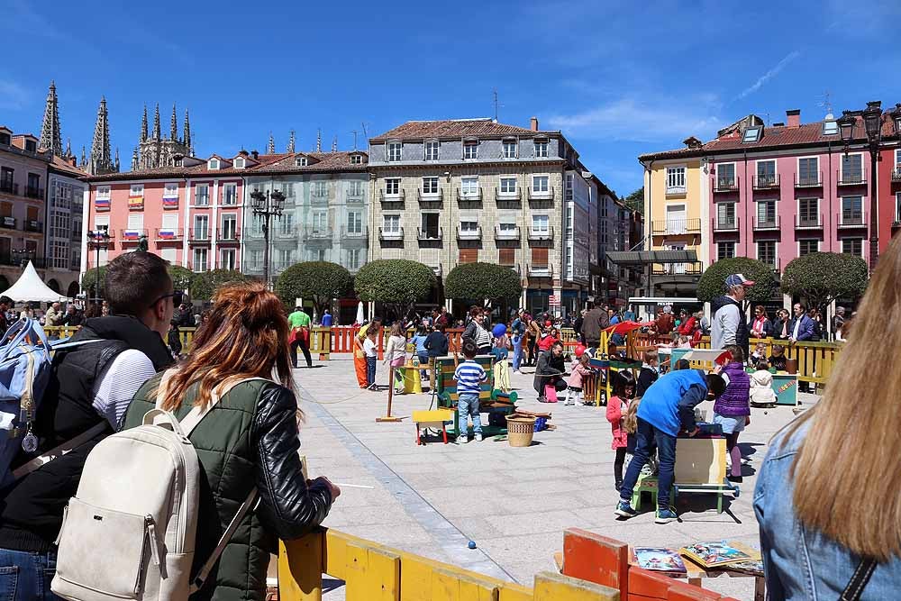 La Plaza Mayor de Burgos se ha llenado de familias en una jornada festiva, con juegos infantiles, actuaciones musicales, teatro y la presencia de asociaciones del ámbito familiar burgalés