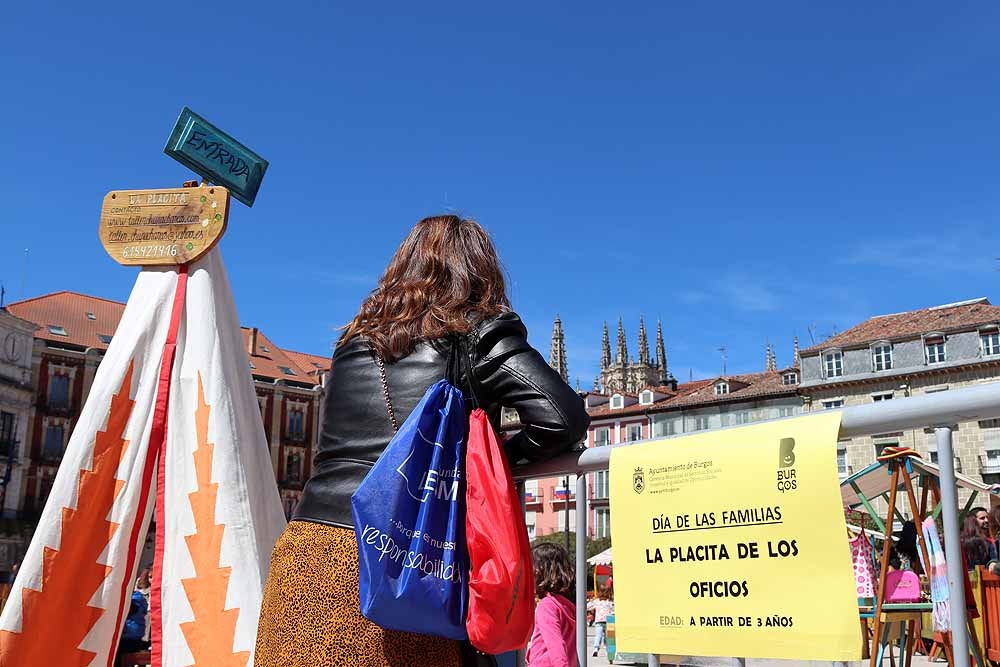 La Plaza Mayor de Burgos se ha llenado de familias en una jornada festiva, con juegos infantiles, actuaciones musicales, teatro y la presencia de asociaciones del ámbito familiar burgalés