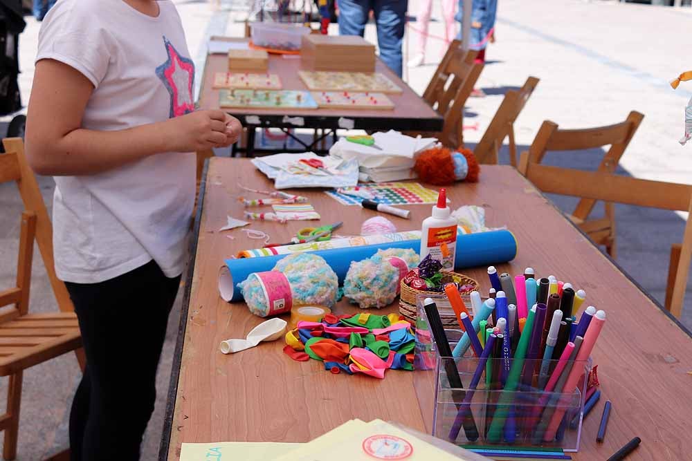 La Plaza Mayor de Burgos se ha llenado de familias en una jornada festiva, con juegos infantiles, actuaciones musicales, teatro y la presencia de asociaciones del ámbito familiar burgalés