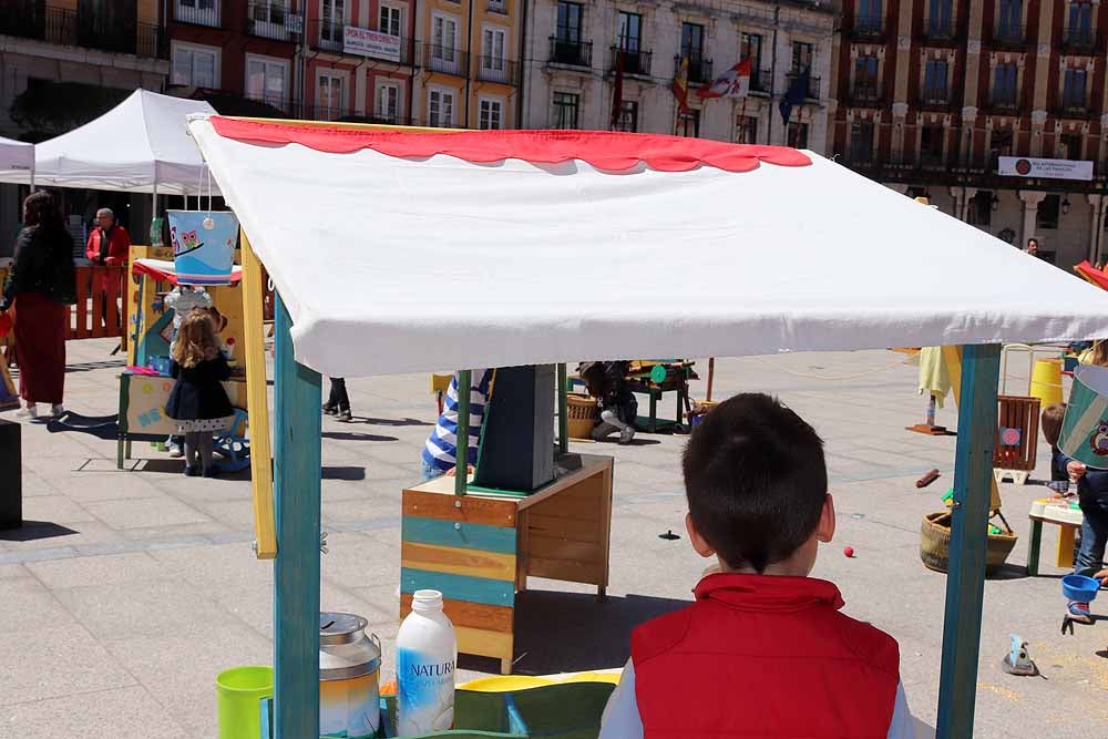 La Plaza Mayor de Burgos se ha llenado de familias en una jornada festiva, con juegos infantiles, actuaciones musicales, teatro y la presencia de asociaciones del ámbito familiar burgalés