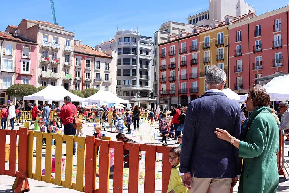 La Plaza Mayor de Burgos se ha llenado de familias en una jornada festiva, con juegos infantiles, actuaciones musicales, teatro y la presencia de asociaciones del ámbito familiar burgalés