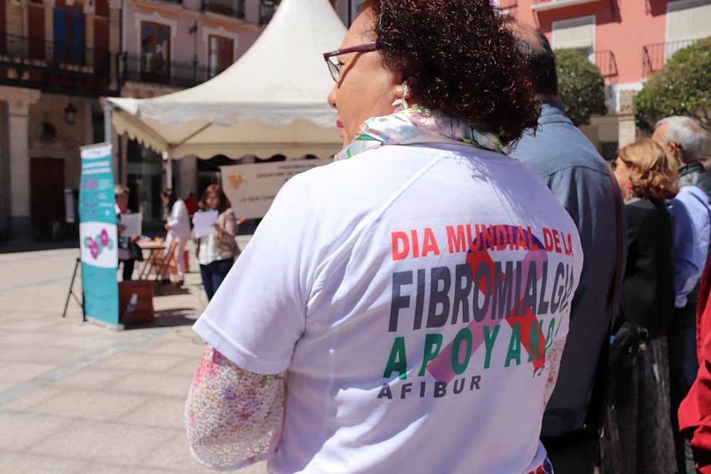 La asociación burgalesa AFIBUR ha organizado un acto en la Plaza Mayor, con lectura de manifiesto, con motivo del Día Internacional de la Fibromialgia y la Fatiga Crónica