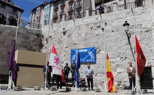 Momento del izado de banderas