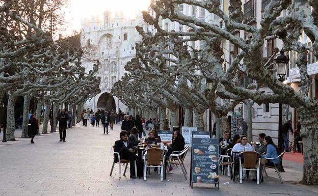 El buen tiempo saca a la gente a las calles de Burgos. 