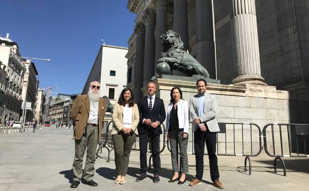 Imagen de los dos diputados y tres senadores del PSOE por Burgos