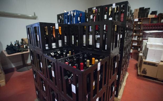 Botellas de vinos preparadas para participar en el Concurso de Bruselas.