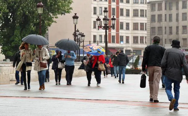 Gente paseando un dia de lluvia
