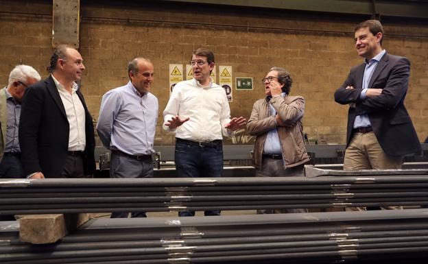 El candidato del PP a la Presidencia de la Junta, Alfonso Fernández Mañueco, habla con empresarios del sector del metal en Aranda de Duero. 