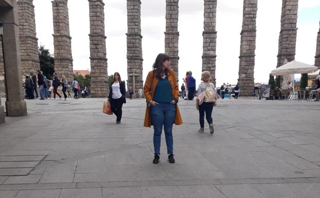 Eugenia Sáez, en la plaza del Azoguejo de Segovia.