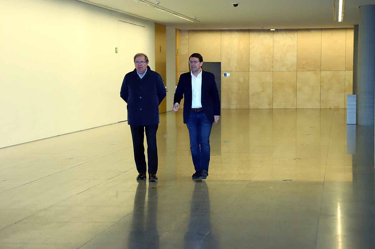 El candidato 'popular', Alfonso Fernández Mañueco, recoge el testigo del presidente de la Junta, aunque advierte que tiene que seguir su «camino»