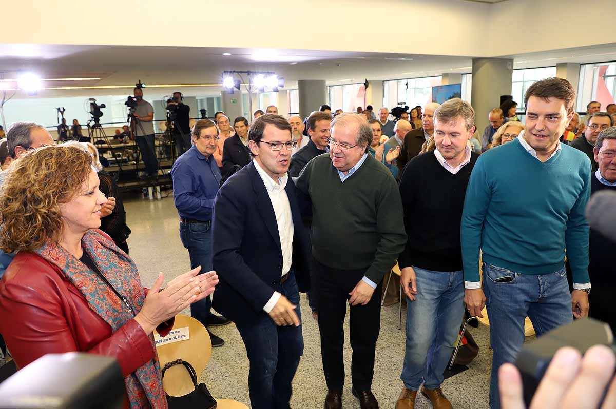 El candidato 'popular', Alfonso Fernández Mañueco, recoge el testigo del presidente de la Junta, aunque advierte que tiene que seguir su «camino»