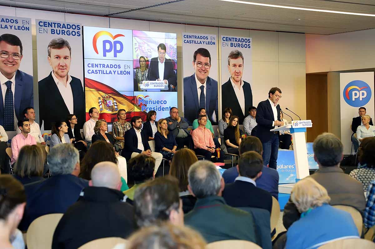 El candidato 'popular', Alfonso Fernández Mañueco, recoge el testigo del presidente de la Junta, aunque advierte que tiene que seguir su «camino»