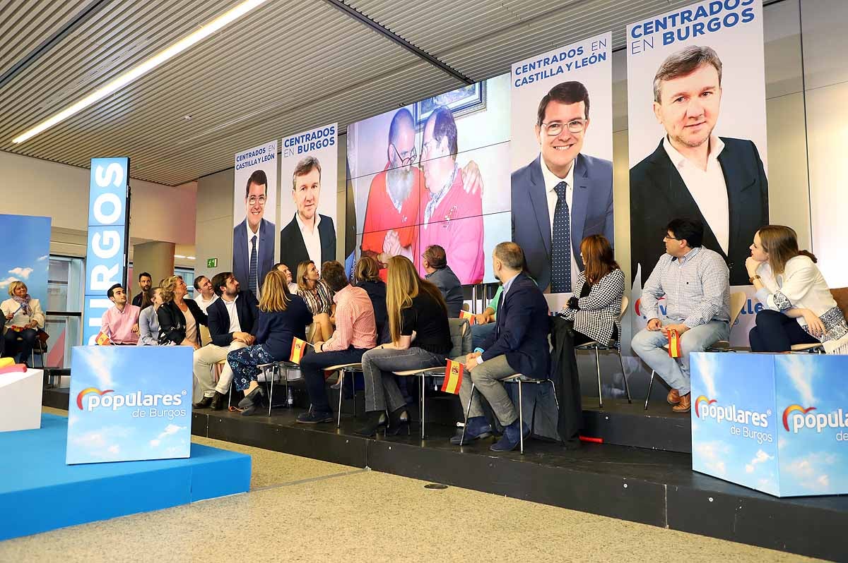 El candidato 'popular', Alfonso Fernández Mañueco, recoge el testigo del presidente de la Junta, aunque advierte que tiene que seguir su «camino»