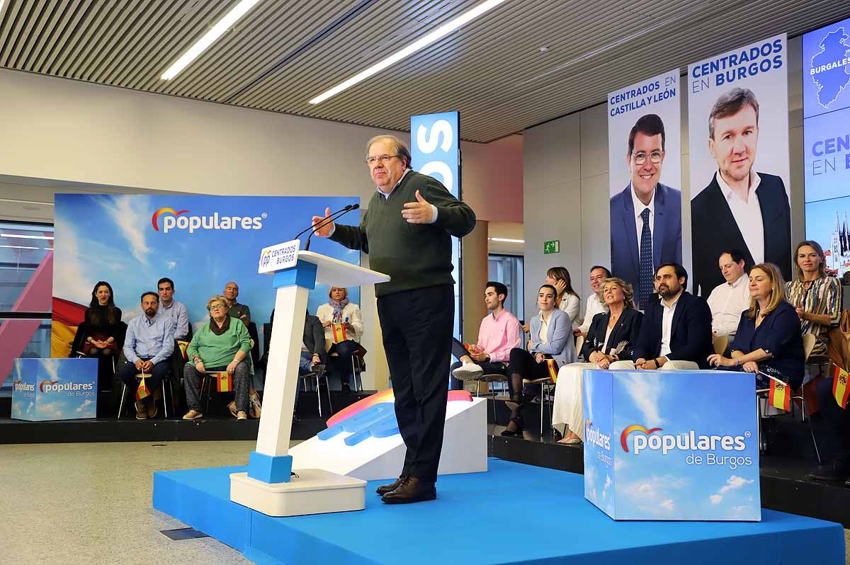 El candidato 'popular', Alfonso Fernández Mañueco, recoge el testigo del presidente de la Junta, aunque advierte que tiene que seguir su «camino»