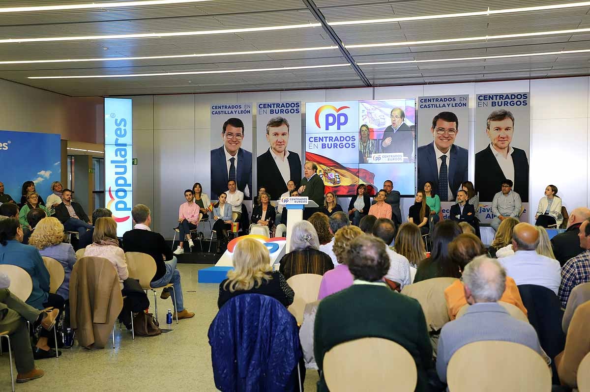 El candidato 'popular', Alfonso Fernández Mañueco, recoge el testigo del presidente de la Junta, aunque advierte que tiene que seguir su «camino»