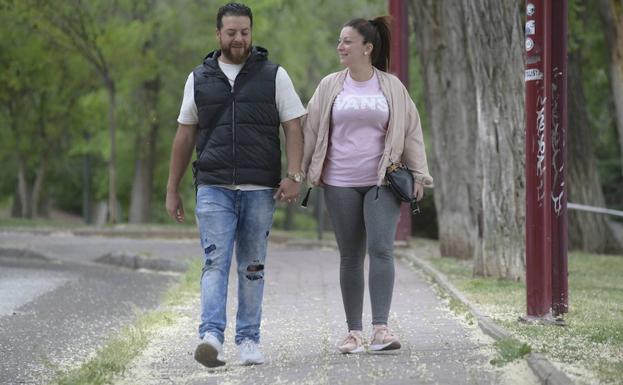 David y Sheila pasean por un parque en el Paseo Juan Carlos I, en Pajarillos, en Valladolid. 