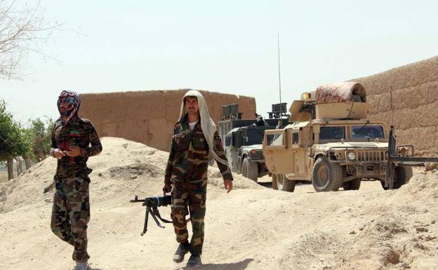 Agentes de las fuerzas de seguridad afganas patrullan y montan guardia en la zona.
