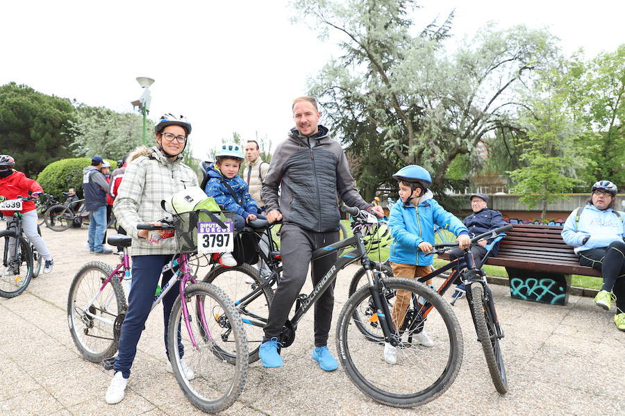 Miles de burgaleses, tanto niños como mayores, han vuelto a participar en el Día de la Bici, una iniciativa solidaria a favor de la Fundación Candeal - Proyecto Hombre