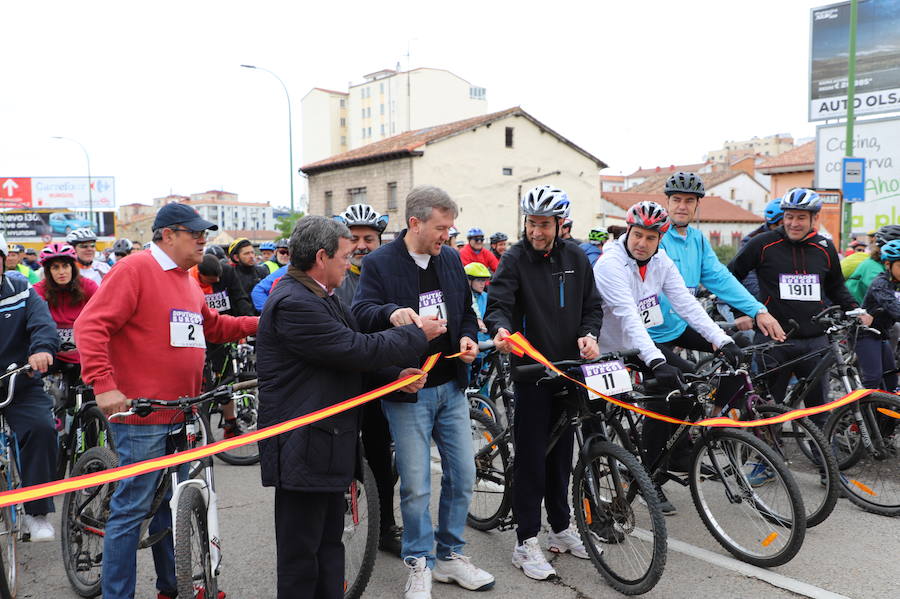 Miles de burgaleses, tanto niños como mayores, han vuelto a participar en el Día de la Bici, una iniciativa solidaria a favor de la Fundación Candeal - Proyecto Hombre