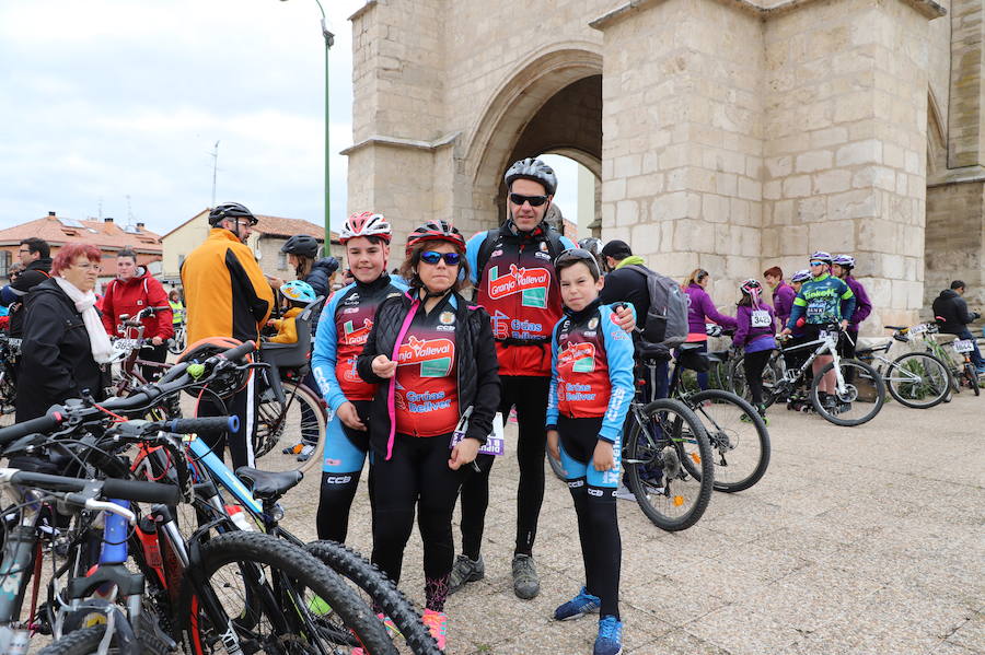 Miles de burgaleses, tanto niños como mayores, han vuelto a participar en el Día de la Bici, una iniciativa solidaria a favor de la Fundación Candeal - Proyecto Hombre