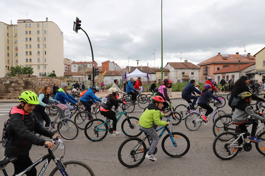 Miles de burgaleses, tanto niños como mayores, han vuelto a participar en el Día de la Bici, una iniciativa solidaria a favor de la Fundación Candeal - Proyecto Hombre