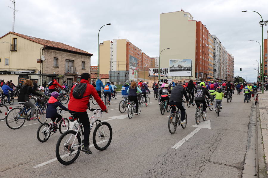 Miles de burgaleses, tanto niños como mayores, han vuelto a participar en el Día de la Bici, una iniciativa solidaria a favor de la Fundación Candeal - Proyecto Hombre