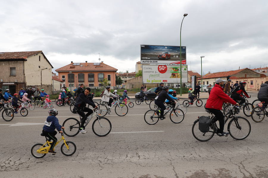 Miles de burgaleses, tanto niños como mayores, han vuelto a participar en el Día de la Bici, una iniciativa solidaria a favor de la Fundación Candeal - Proyecto Hombre