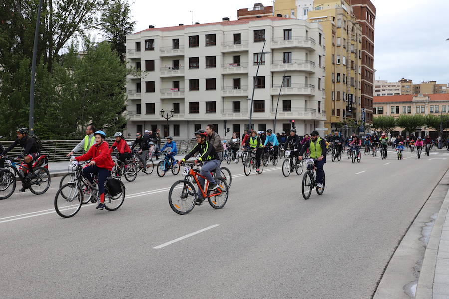 Miles de burgaleses, tanto niños como mayores, han vuelto a participar en el Día de la Bici, una iniciativa solidaria a favor de la Fundación Candeal - Proyecto Hombre