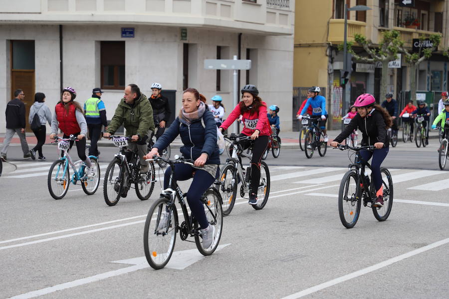 Miles de burgaleses, tanto niños como mayores, han vuelto a participar en el Día de la Bici, una iniciativa solidaria a favor de la Fundación Candeal - Proyecto Hombre