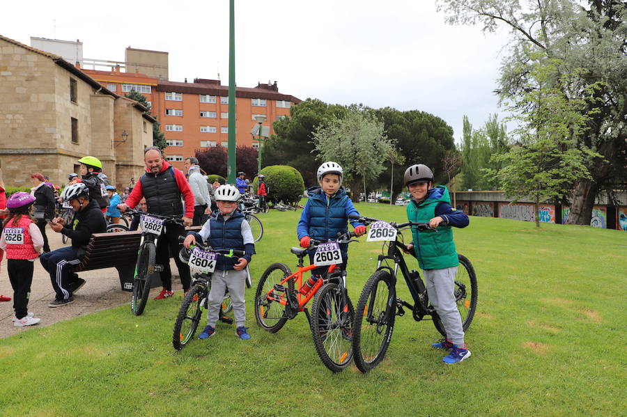 Miles de burgaleses, tanto niños como mayores, han vuelto a participar en el Día de la Bici, una iniciativa solidaria a favor de la Fundación Candeal - Proyecto Hombre