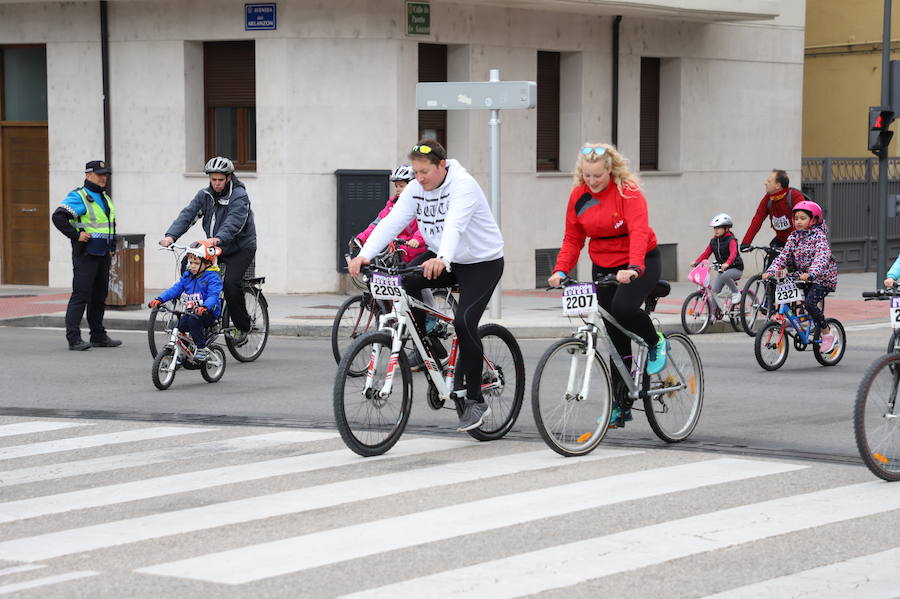 Miles de burgaleses, tanto niños como mayores, han vuelto a participar en el Día de la Bici, una iniciativa solidaria a favor de la Fundación Candeal - Proyecto Hombre