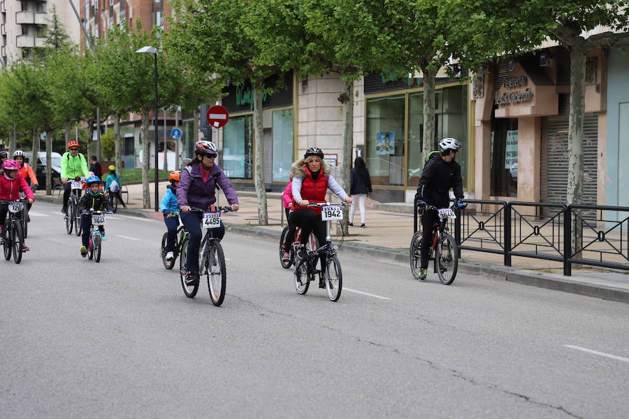 Miles de burgaleses, tanto niños como mayores, han vuelto a participar en el Día de la Bici, una iniciativa solidaria a favor de la Fundación Candeal - Proyecto Hombre