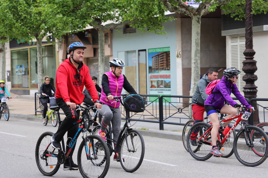 Miles de burgaleses, tanto niños como mayores, han vuelto a participar en el Día de la Bici, una iniciativa solidaria a favor de la Fundación Candeal - Proyecto Hombre